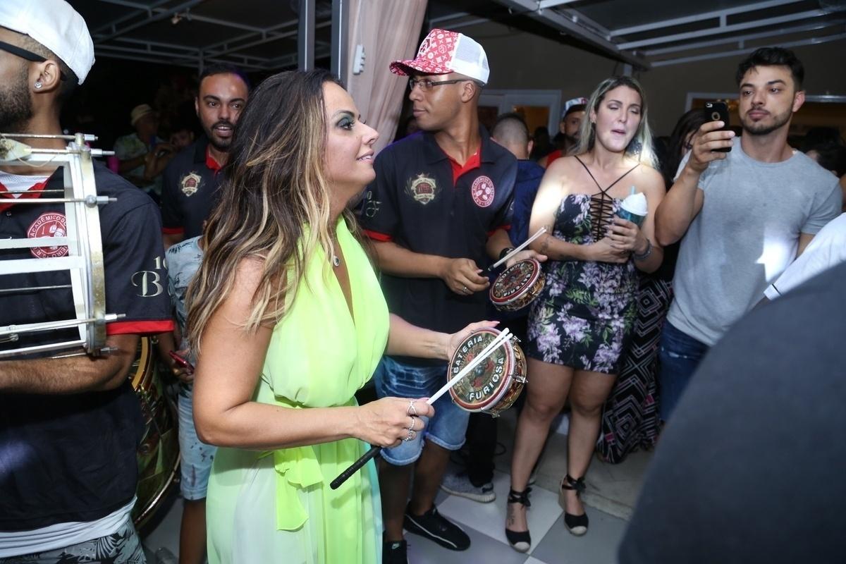 Acompanhada de membros da bateria do Salgueiro, Viviane Araújo toca tamborim em sua festa de aniversário - Anderson Borde/Ag.News