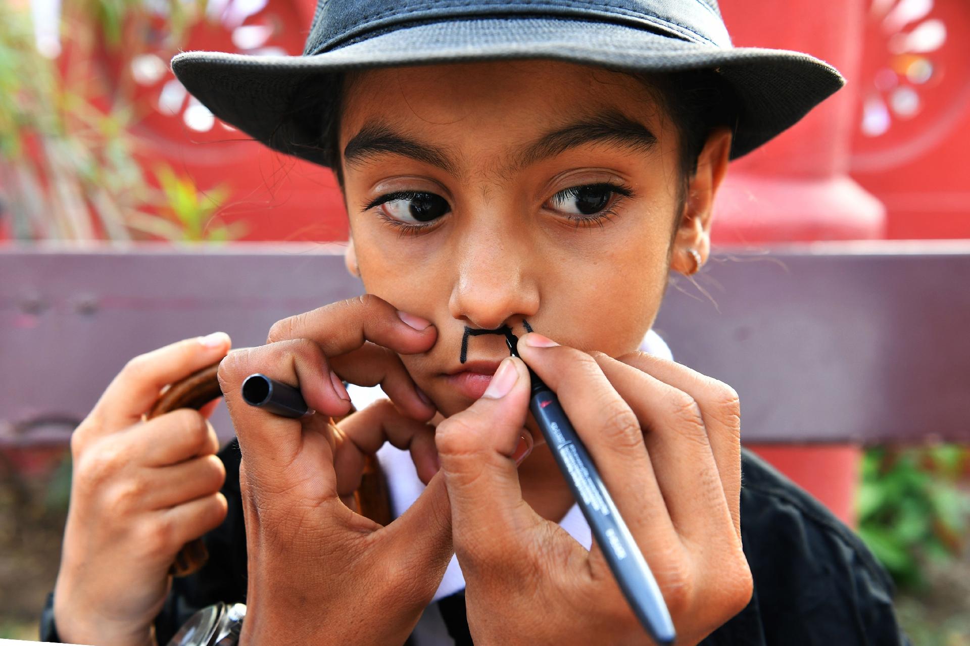 Charlie Chaplin - Aniversário na cidade de Adipur - Indranil Mukherjee/AFP