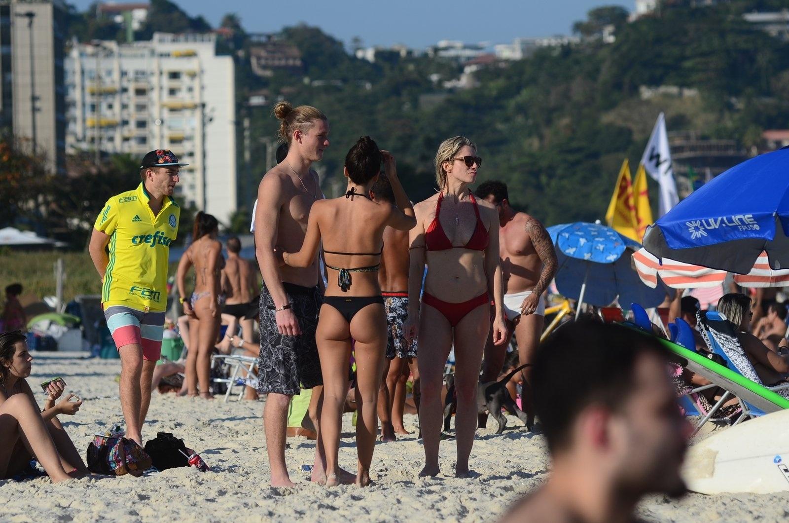 Pedro Novaes, a namorada e a mãe, Letícia Spiller - Webert Belicio/AgNews