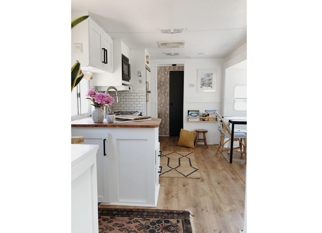 Para suportar o calor do asfalto também é importante contar com um sistema exaustor e um condicionador de ar central atualizados. A tinta das paredes também não pode ser qualquer uma. A versão P.U (poliuretano) é específica para áreas que precisam ser higienizadas frequentemente com água, além de apresentar boa durabilidade e dispensar o uso de verniz - Ashley Petrone/Divulgação