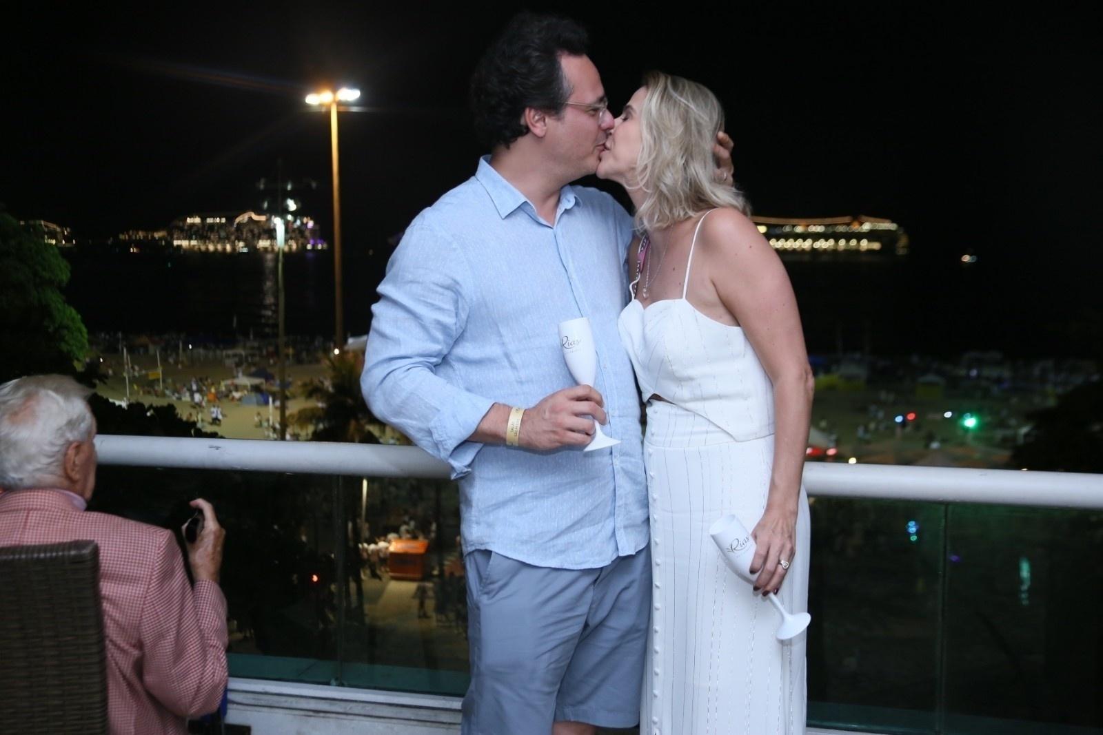 Danton Mello e a mulher, Sheila Ramos, completaram três anos juntos e não se desgrudaram durante a festa de Réveillon, em um hotel na Praia de Copacabana, no Rio, com direito a muitos beijos apaixonados - AgNews