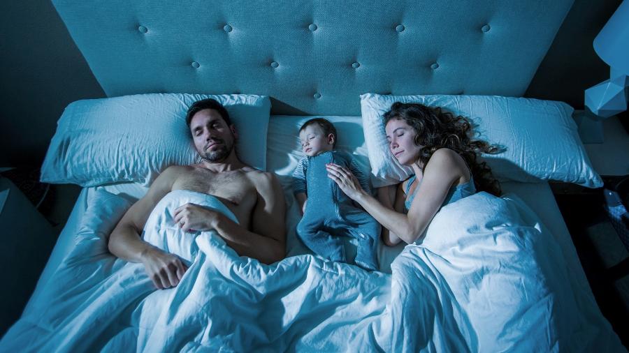 Dividir a cama com bebês traz riscos, mas pode ser feito de forma segura - Getty Images