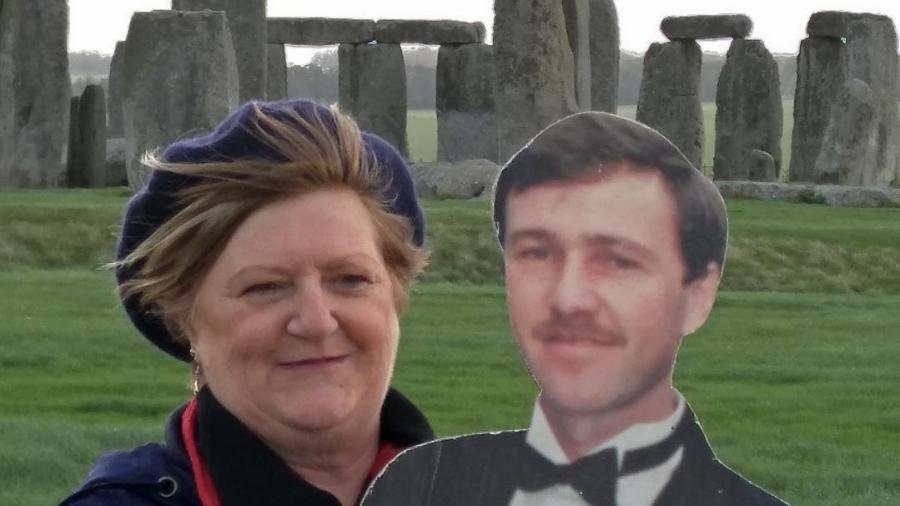 Michelle Bourke carregou o marido Paul para Stonhenge, na Inglaterra - Reprodução/Instagram