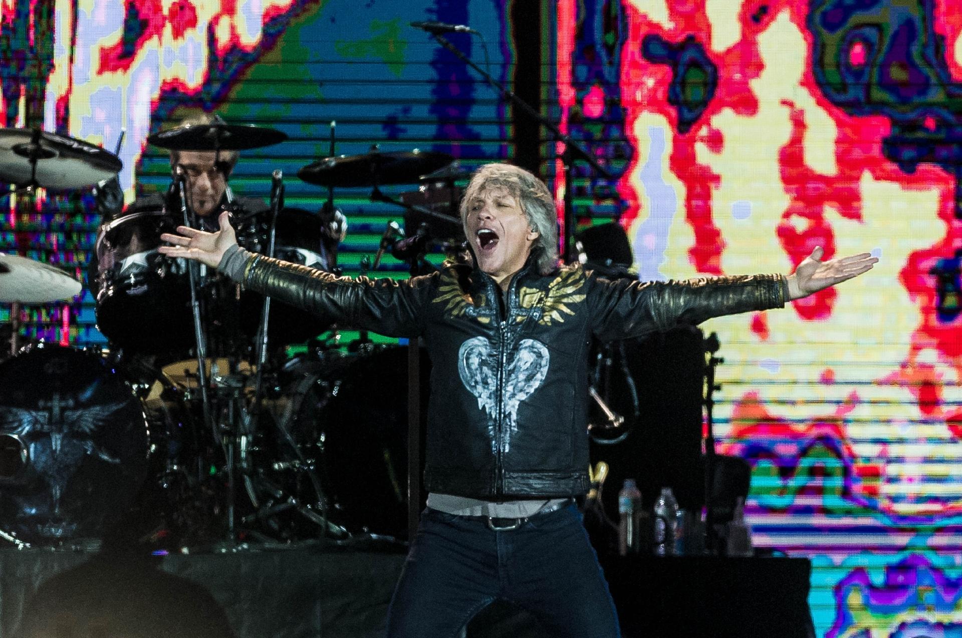 Show do Bon Jovi em SP Reinventado, líder da banda mostra que não