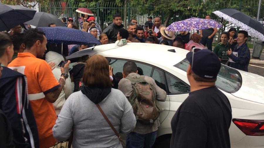 Pessoas cercam o táxi da atriz Cristiana Oliveira - Mateus Araújo/UOL