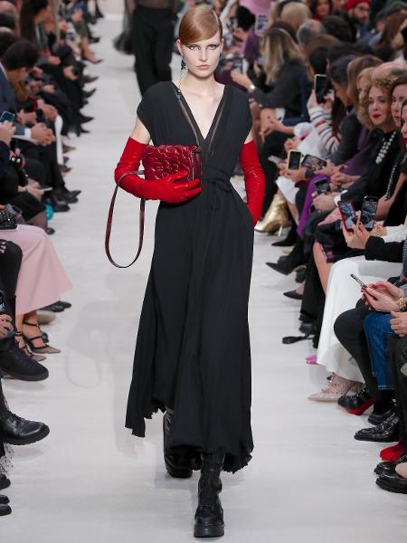 Modelito preto com detalhes em vermelho para Valentino na Semana de Moda de Paris - Biasion/Xinhua