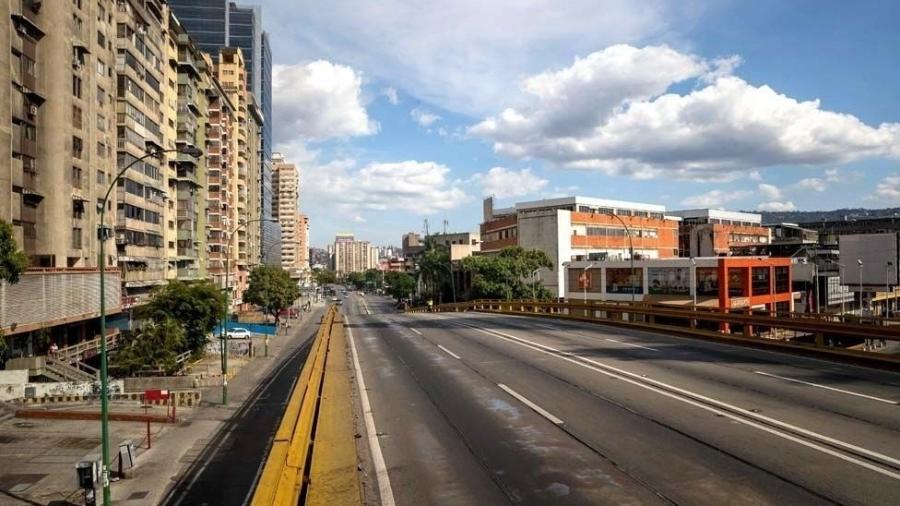 A avenida Francisco de Miranda em Caracas, Venezuela, está praticamente vazia. Forças de segurança do país estão visitando os principais bairros da cidade para incentivar que cidadãos fiquem em suas casas, fechem negócios e adotem medidas de prevenção contra o coronavírus - MIGUEL GUTIERREZ/EPA