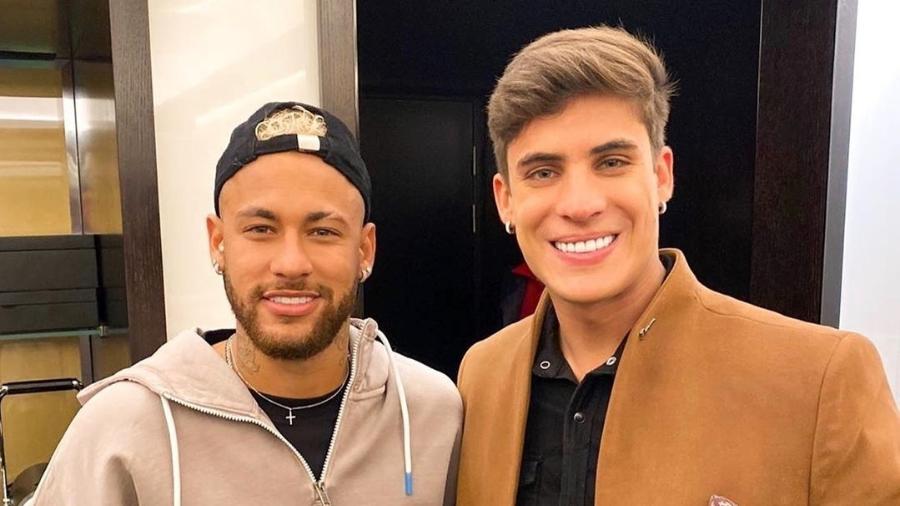 Tiago Ramos ao lado de Neymar; o modelo sofre ataques nas redes desde o término com a mãe do jogador - Reprodução/Instagram