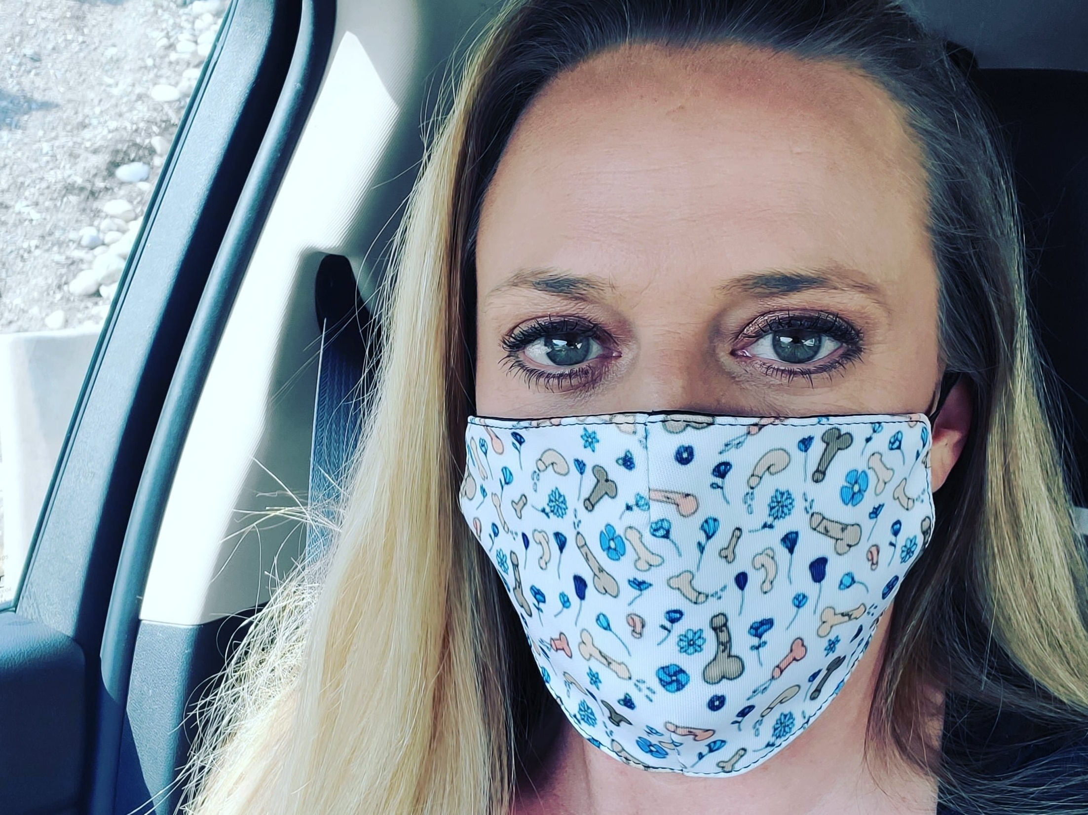 Americana cria máscara com pênis e arrecada 50 mil dólares contra covid-19