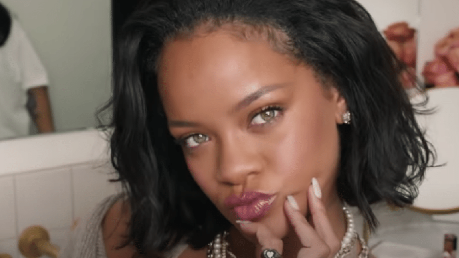 A cantora Rihanna em novo tutorial de maquiagem - Reprodução/YouTube
