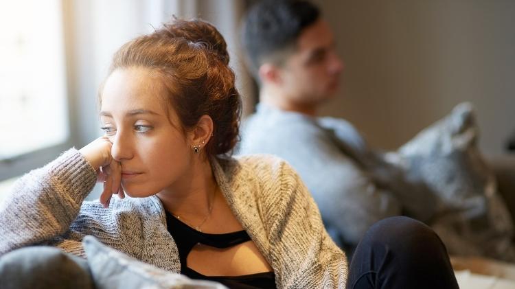 Término de relacionamento casal em casa triste - PeopleImages/Getty Images - PeopleImages/Getty Images