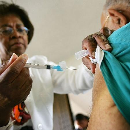Vacinas (até mesmo tomadas em consultório particular) e a segurança dos remédios e alimentos que você consome dependem do SUS - Getty Images