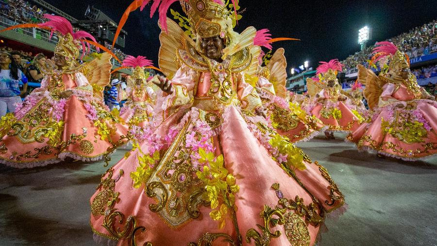 Passista em desfile de escola de samba no Carnaval do Brasil - Getty Images