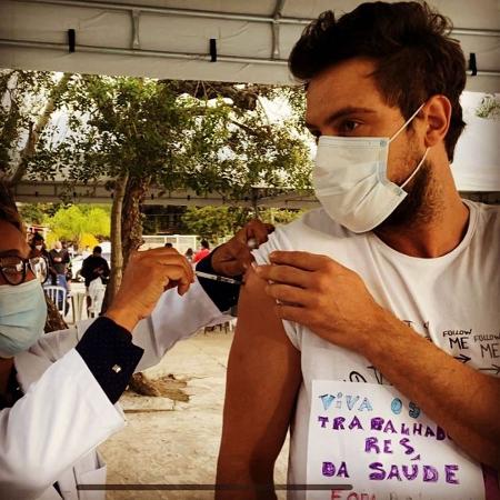 Sergio Guizé ataca Bolsonaro ao receber vacina - Reprodução/Instagram