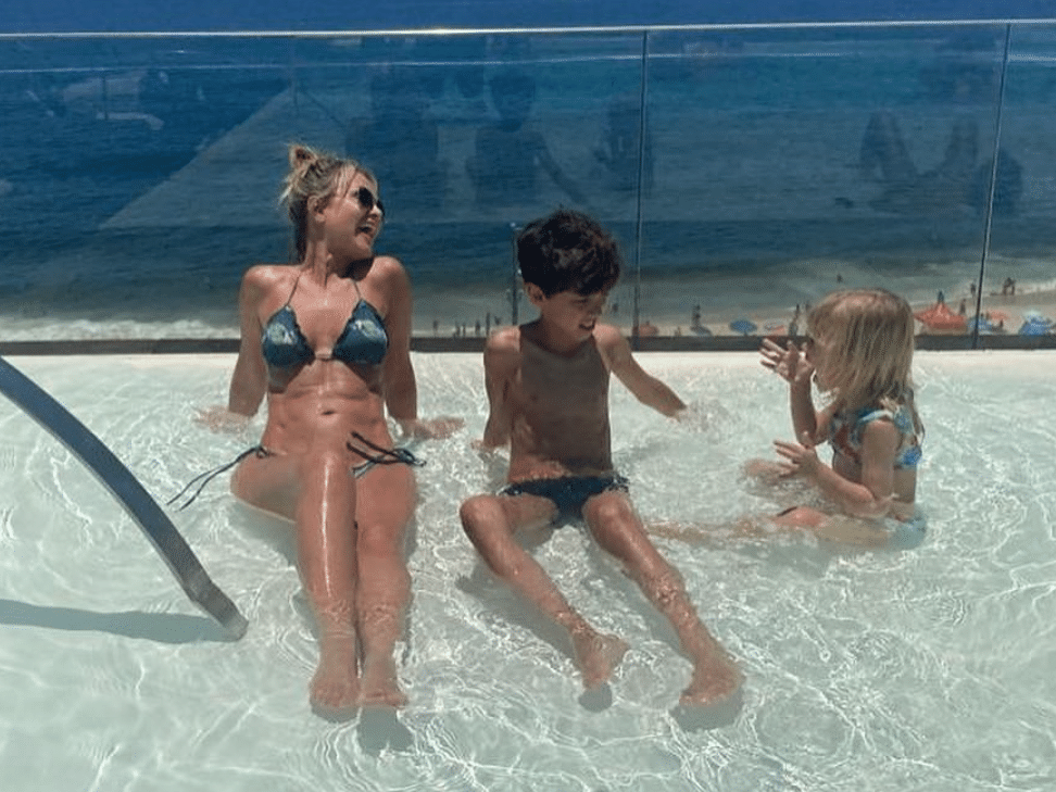 Eliana em foto de biquíni: exploração de seu corpo dura décadas e irrita