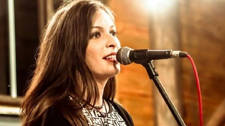 Karine Delavechia Rodrigues cantava na banda "Lado B" - Reprodução/Instagram