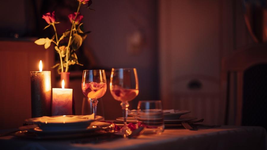 Um jantar em casa a luz de velas pode ser uma opção mais íntima para comemorar o Dia dos Namorados   - Getty Images/EyeEm