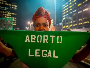 Lei obriga mulher a ver imagens de fetos antes de aborto legal em Maceió
