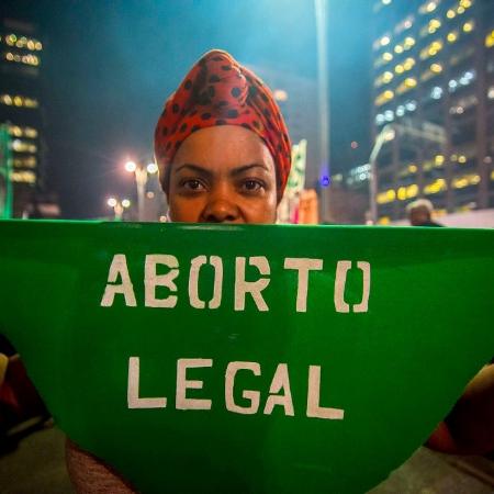 Ativista a favor do aborto legal no Brasil