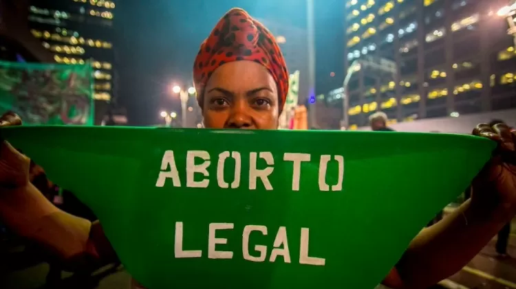 ativista a favor do aborto em protesto na avenida paulista - NurPhoto/NurPhoto via Getty Images - NurPhoto/NurPhoto via Getty Images