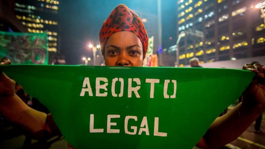 Ativista a favor da legalização aborto em protesto na Avenida Paulista, em São Paulo, em 2018