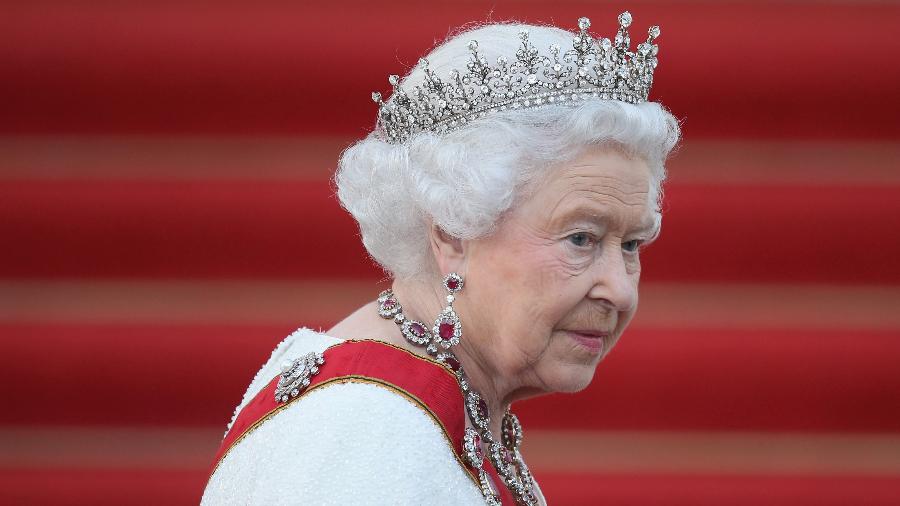 Joia da rainha Elizabeth 2ª é produzida com ouro galês, material utilizado nos anéis dos casamentos da família real britânica - Sean Gallup/Getty Images