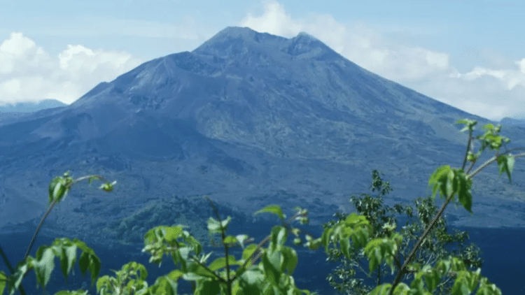 O monte Batur, um vulcão ativo, é considerado uma das quatro montanhas sagradas de Bali - BBC - BBC