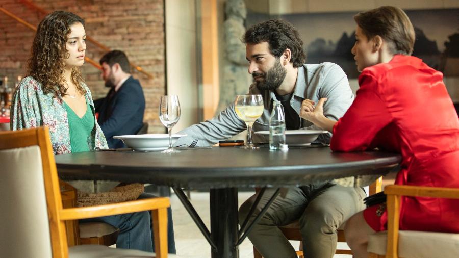 Sophie Charlotte, Humberto Carrão e Leticia Colin em cena da primeira temporada de "Todas as Flores" - Gloo/João Cotta