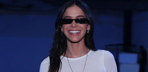 Bruna Marquezine escolhe look com transparência para show do Numanice