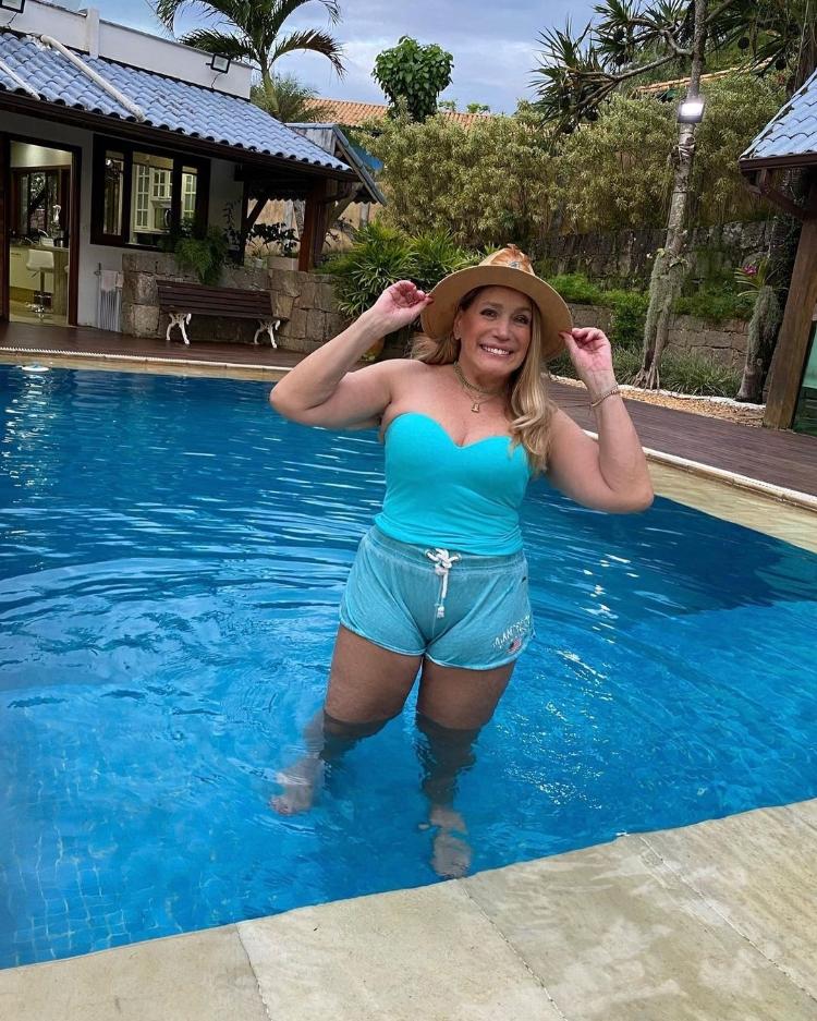 Susana Vieira na piscina de sua casa