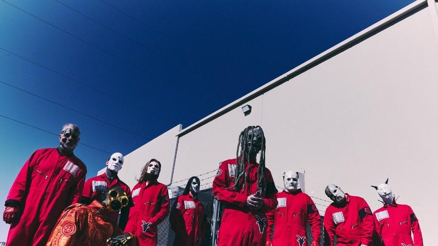 Slipknot com seu novo baterista, o brasileiro Eloy Casagrande (segundo da esquerda para a direita, no alto)