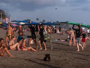 Mergulhada em caos turístico, Bali agora cobra taxa. Ilha ainda é paraíso?