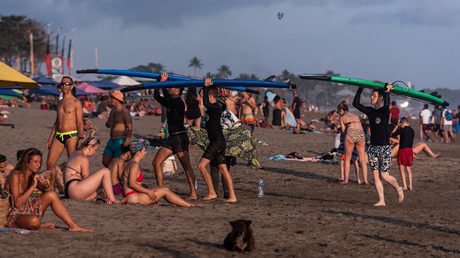 Surfistas em Canggu, na ilha de Bali, na Indonésia - Dicky Bisinglasi/SOPA Images/LightRocket via Getty Images