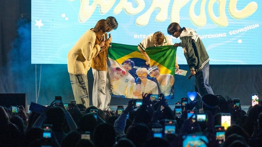 O grupo de k-pop B.D.U em apresentação em São Paulo na terça (27)