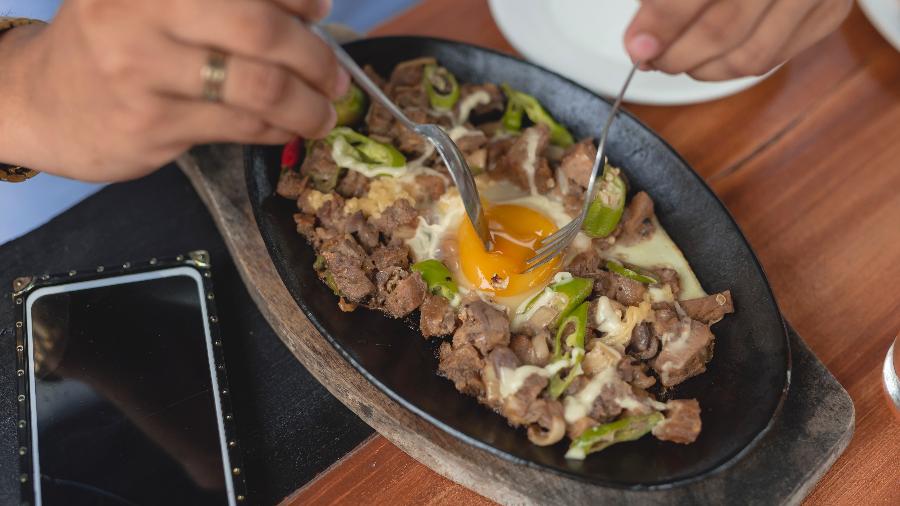 Sisig, prato com cabeça de porco das Filipinas