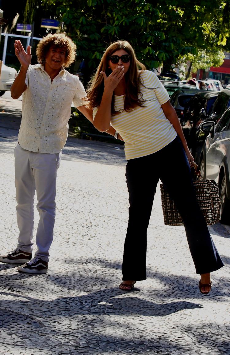 Roberta Close é fotografada ao lado de amigo no Rio de Janeiro Roberta Close é fotografada ao lado de amigo no Rio de Janeiro