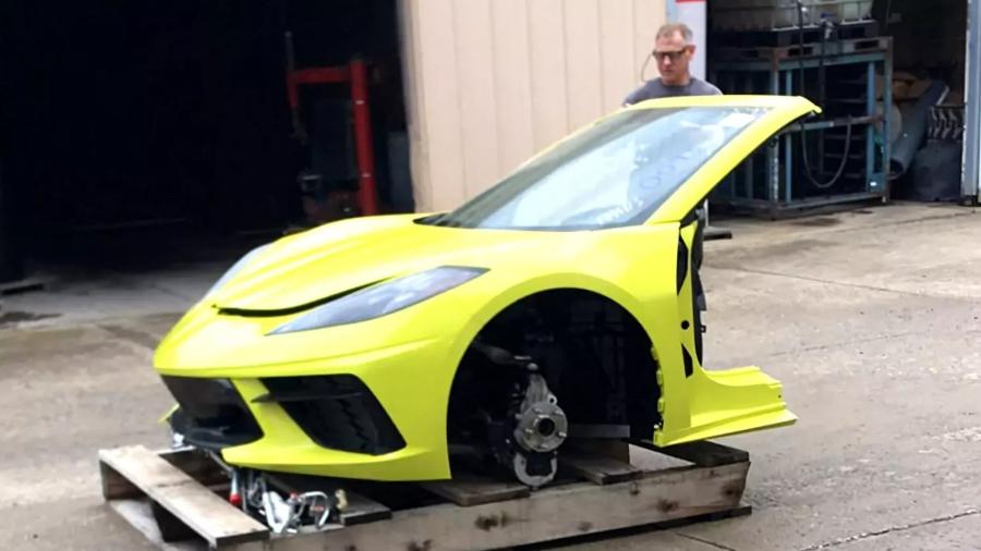 Chevrolet Corvette zero-quilômetro após ser serrado nos EUA Chevrolet Corvette zero-quilômetro após ser serrado nos EUA