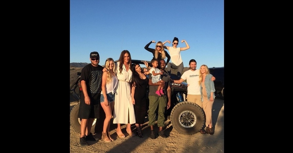 22.jun.2015 - Após se assumir transgênero, Caitlyn Jenner curtiu seu primeiro Dia dos Pais -- comemorado nos Estados Unidos no último domingo -- ao lado de toda a família. "Excelente dia de ontem. Nos divertimos muito em 'off-road'. Muito amor e apoio! Amo a minha família!", escreveu Caitlyn na legenda da foto, publicada nesta segunda-feira no Instagram. Na imagem, aparecem os filhos Kendall Jenner, Burton e Brandon Jenner, as enteadas Kim Kardashian e Khloe Kardashian, Kanye West e a neta North West.