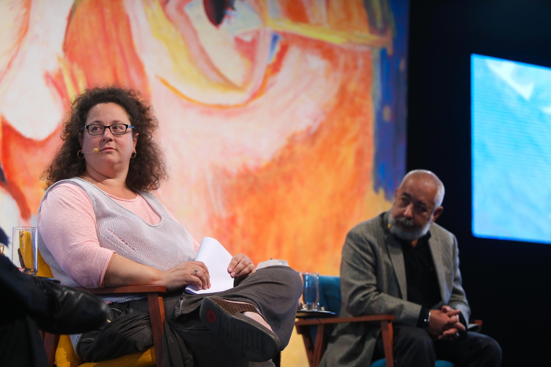 5.jul.2015 - Mesa "De frente para o crime" foi mediado por João Gabriel de Lima e participação de Sophie Hannah e Leonardo Padura no último dia da Flip, em Paraty - Zanone Fraissat/FOLHAPRESS