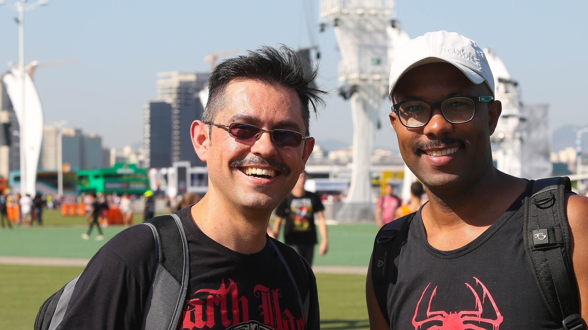 18.set.2015 - Fãs do Queen exibem seus bigodes de Freddie Mercury no primeiro dia de Rock in Rio. Com Adam Lambert no vocal, a banda inglesa se apresenta a partir da meia-noite desta sexta (18) - Marco Antônio Teixeira/UOL
