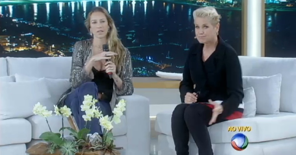 9.nov.2015 - Em seu programa, Xuxa conversa com Luana Piovani sobre as formas de se lidar com as críticas nas redes sociais