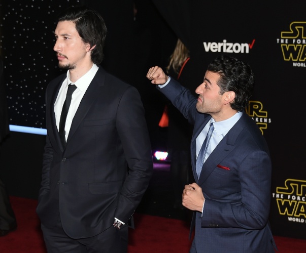 14.dez.2015 - Os atores Adam Driver e Oscar Isaac brincam na pré-estreia mundial de "Star Wars: O Despertar da Força", em Hollywood