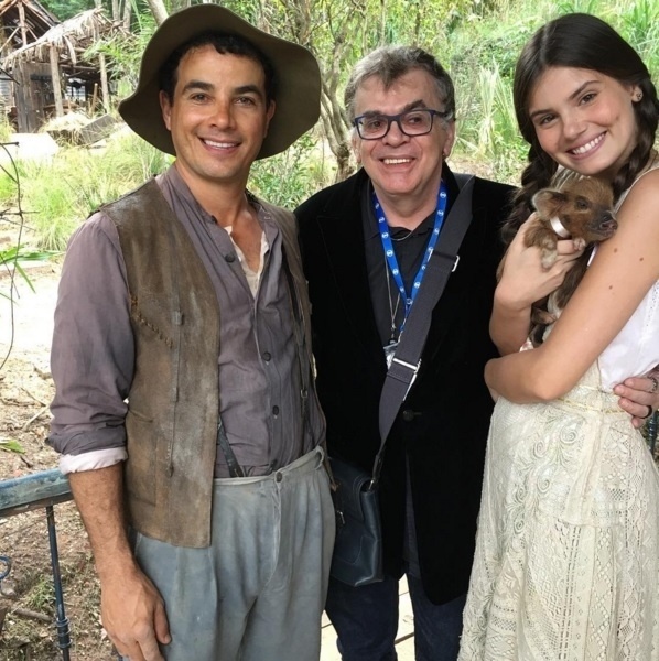 Criador e criatura! Lili com Anderson, Camila e o autor Walcyr Carrasco, que já declarou que adora porquinhos e por isso sempre coloca um em suas novelas - Reprodução/Instagram/walcyrcarrasco