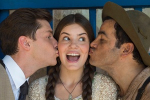 Mafalda (Camila Queiroz) entre seus dois "amores", Romeu (Klebber Toledo) e Zé dos Porcos (Anderson Di Rizzi), nos bastidores da novela "Êta Mundo Bom" - Divulgação/Estevam Avellar/TV Globo  - Divulgação/Estevam Avellar/TV Globo 
