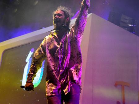 Post Malone durante show no festival Coachella, em 2016 - Getty Images