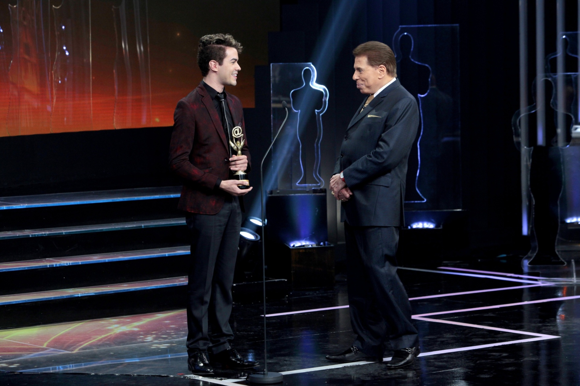 Vencedor do "The Voice" em 2014, cantor Sam Alves recebe Troféu Internet de revelação conquistado em 2015 - Divulgação/SBT