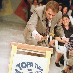 Operador de som diz que Silvio trocou clássico microfone para poder exibir suas gravatas - Cris Bierrenbach/Folhapress - Cris Bierrenbach/Folhapress