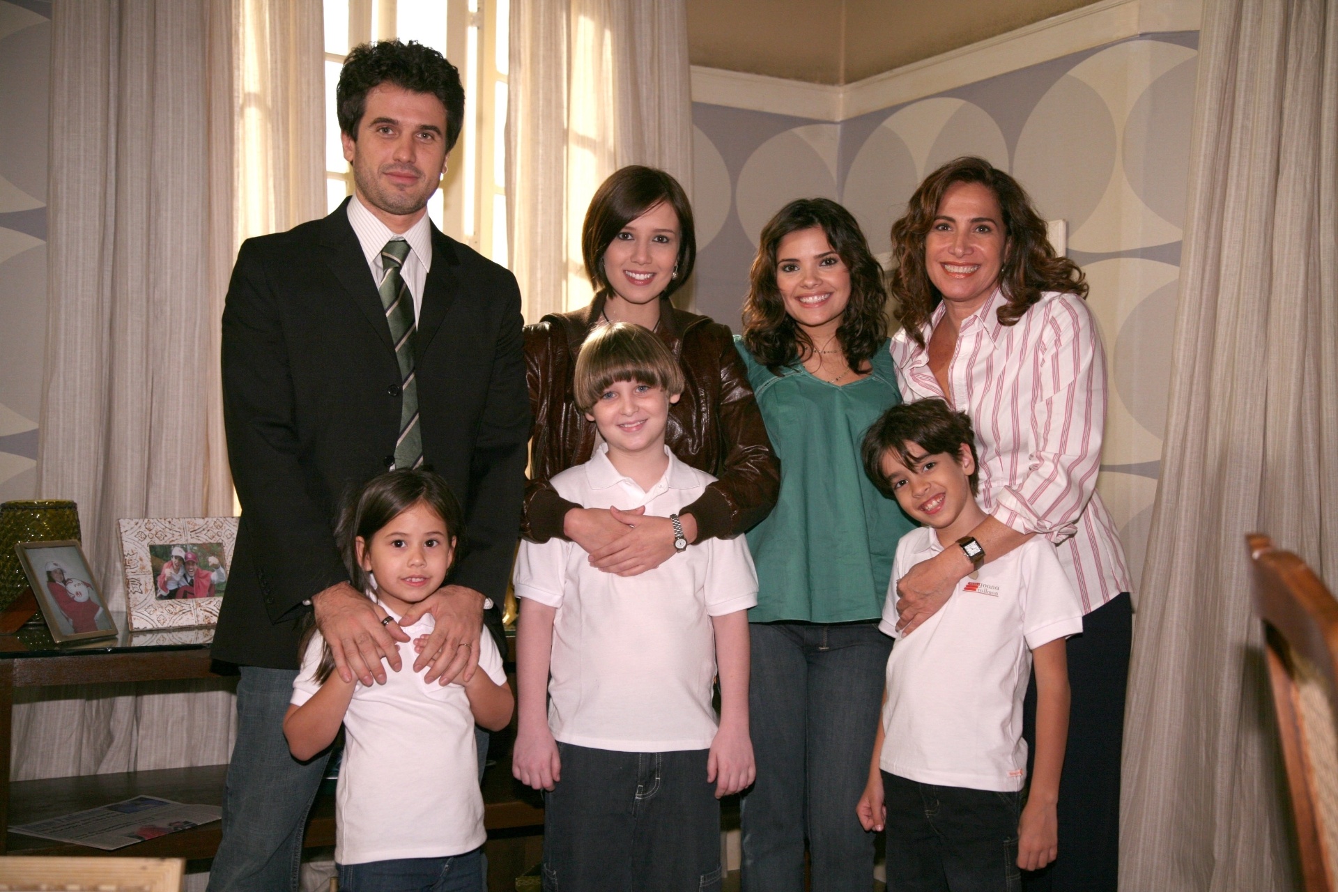 Ana Karolina Lannes fez sua estreia na TV em "Duas Caras" (2007): na foto, ela posa com Eriberto Leão, Marjorie Estiano, Vanessa Giácomo, Totia Meireles, Gabriel Sequeira e Matheus Costa - Leo Lemos/TV Globo