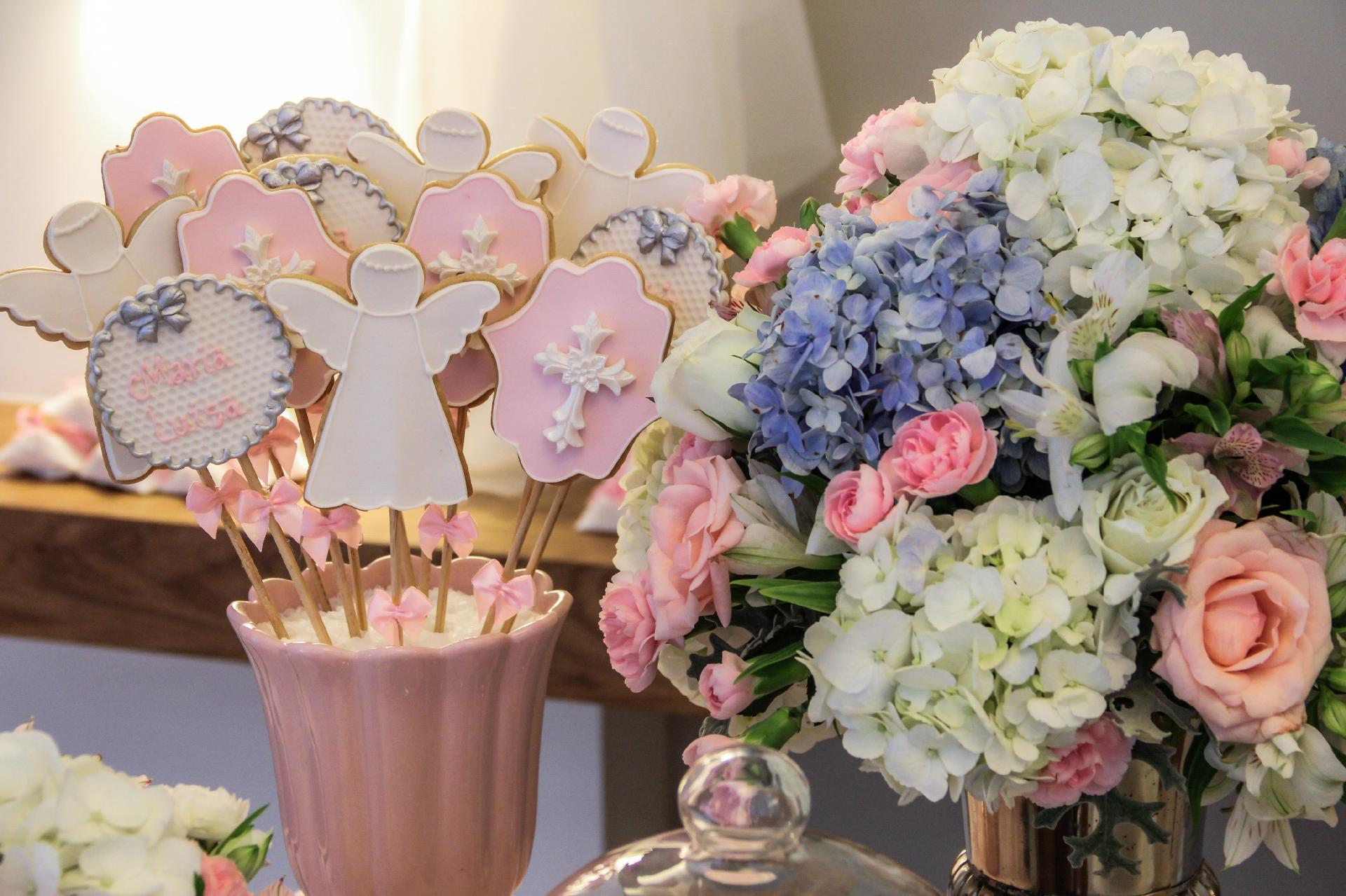 Os biscoitinhos decorados com desenhos de anjo e cruz, produzidos pela Sweet Carolina, contribuíram para dar mais variedade aos motivos religiosos da mesa da festa de batizado - Divulgação