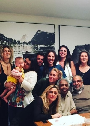 Flora Gil, mulher de Gilberto Gil, compartilhou nesta semana uma foto do cantor ao lado da família - Reprodução/Instagram